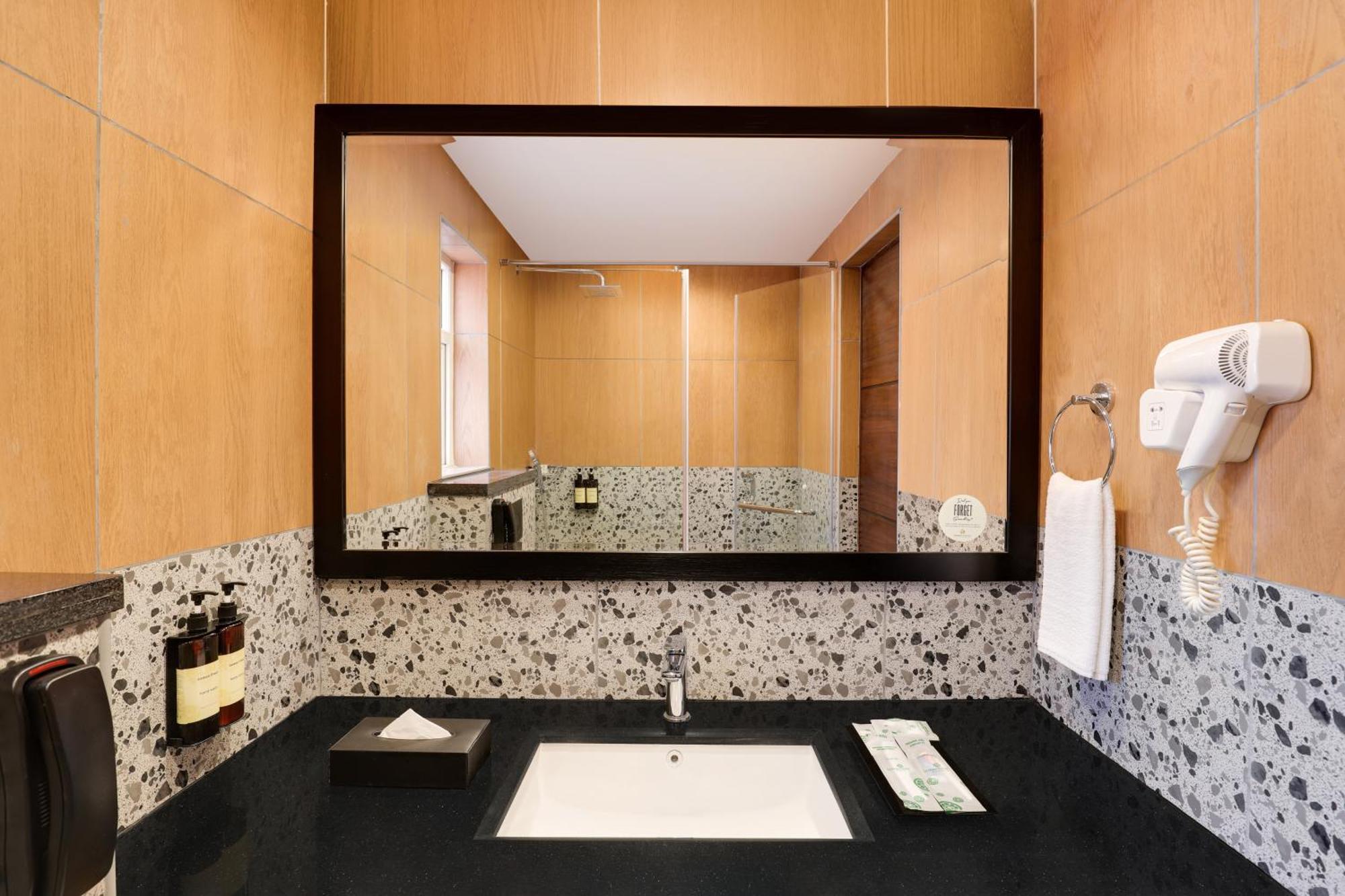 Lemon Tree Suites, Whitefield, Bengaluru Bagian luar foto