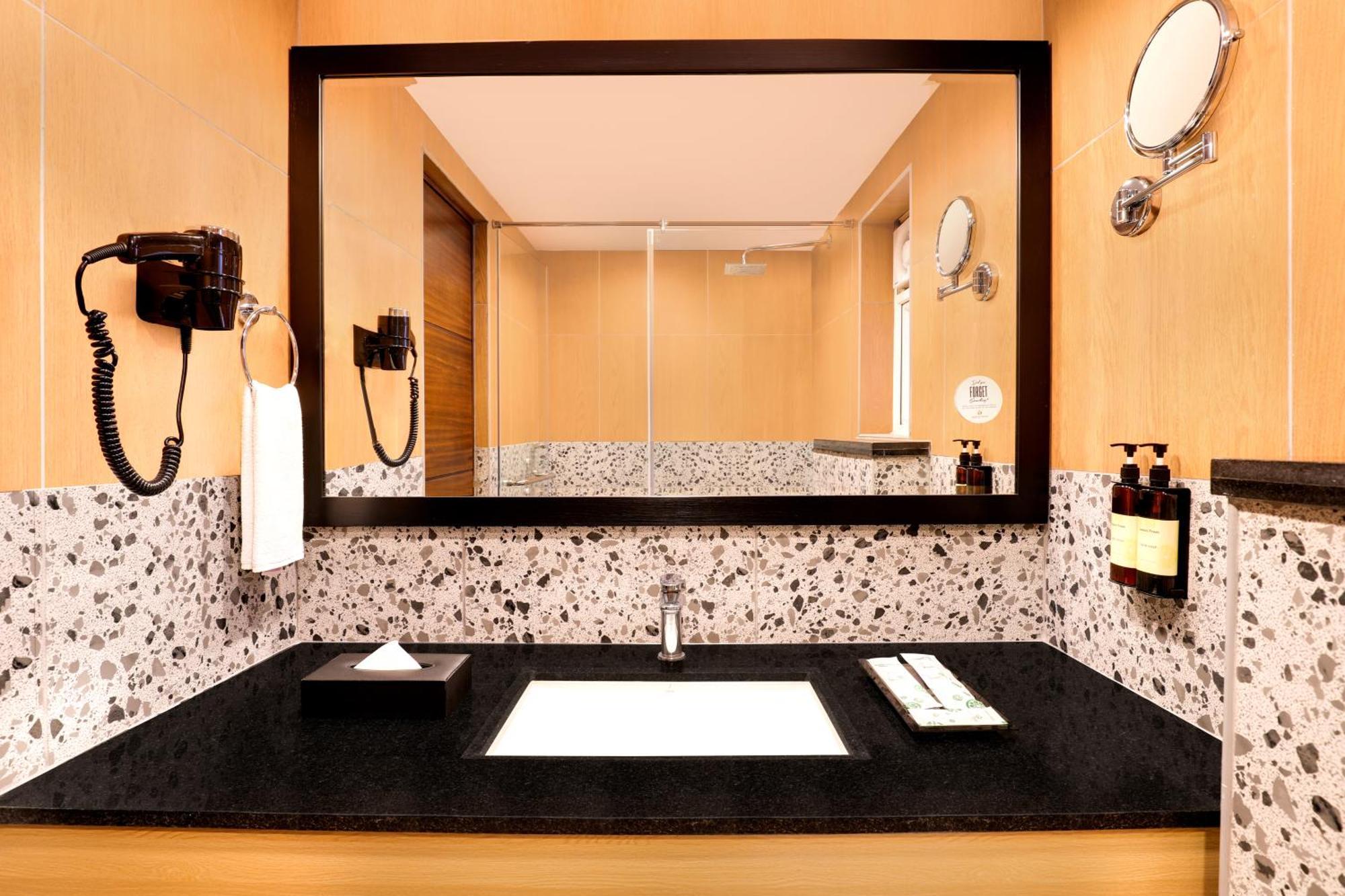 Lemon Tree Suites, Whitefield, Bengaluru Bagian luar foto